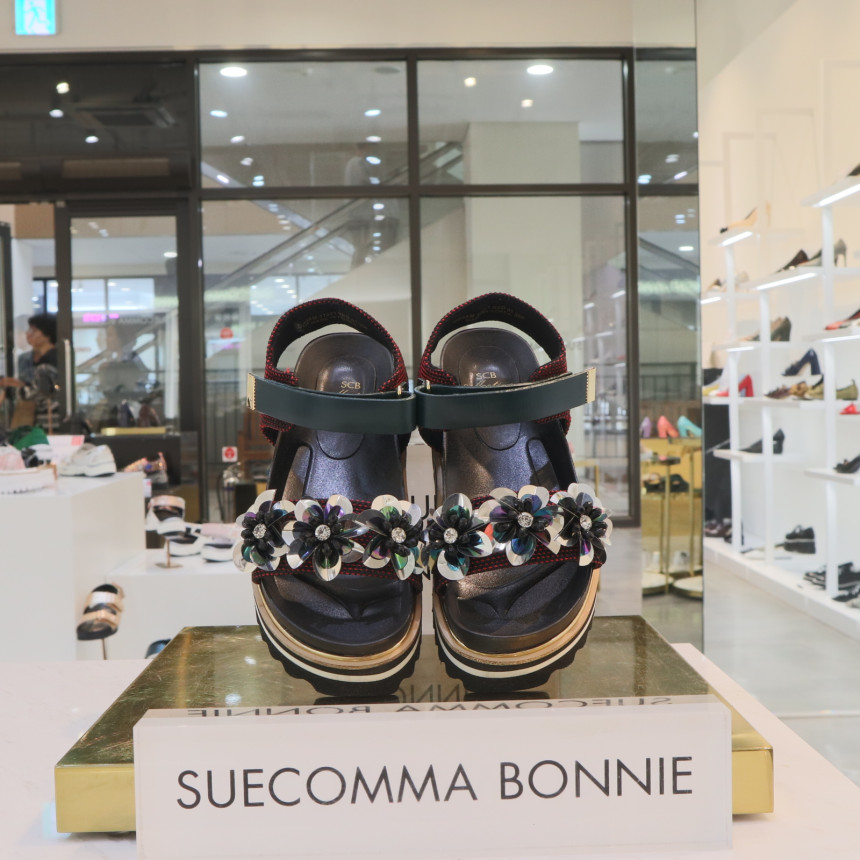 <b><p>Shu Comma Bonnie suecbe Retro mood flower</p></b><b><p>シューコンマみる suecommabonnie レトロ 気分 花 サンダル DG2AM17021RE</p></b><br /><br /><p align='center'>