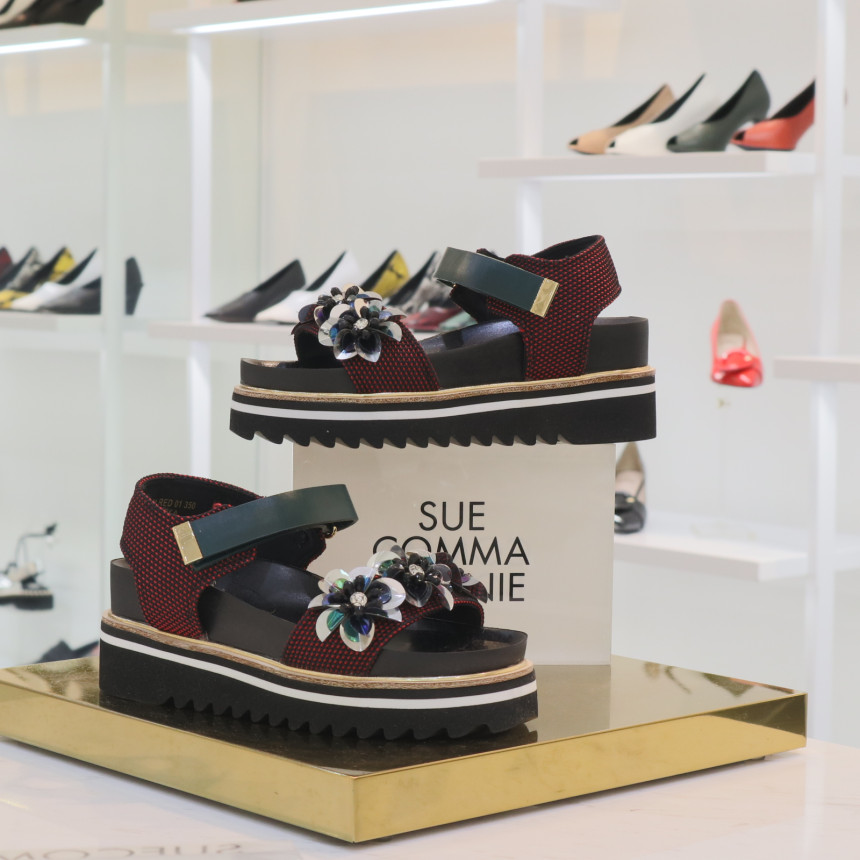 <b><p>Shu Comma Bonnie suecbe Retro mood flower</p></b><b><p>シューコンマみる suecommabonnie レトロ 気分 花 サンダル DG2AM17021RE</p></b><br /><br /><p align='center'>