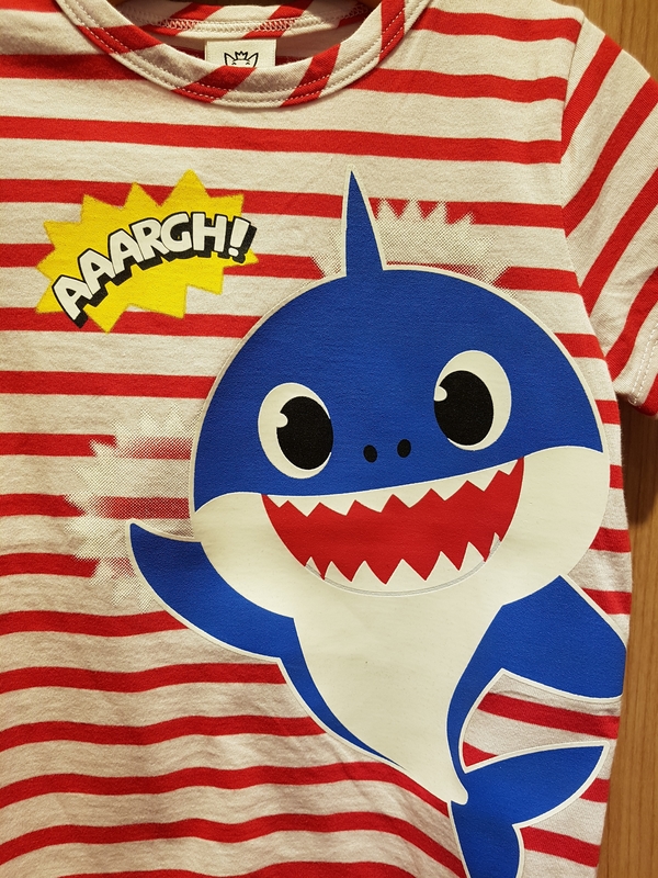 <b><p>Kokorita Pink pong Shark family Lumous T-shirt</p></b><b><p>ゴマゾウタ ピンクポン サメの家族 夜光 Tシャツ</p></b><br /><br /><p align='center'>