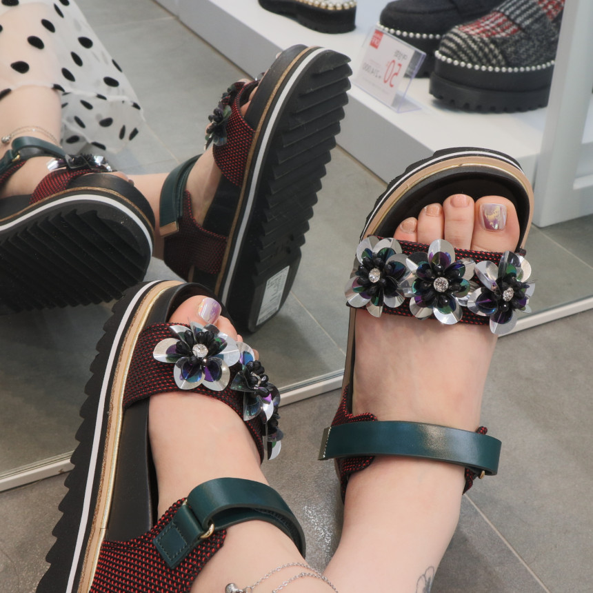 <b><p>Shu Comma Bonnie suecbe Retro mood flower</p></b><b><p>シューコンマみる suecommabonnie レトロ 気分 花 サンダル DG2AM17021RE</p></b><br /><br /><p align='center'>