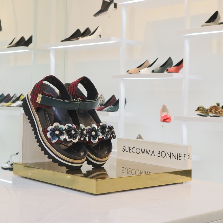 <b><p>Shu Comma Bonnie suecbe Retro mood flower</p></b><b><p>シューコンマみる suecommabonnie レトロ 気分 花 サンダル DG2AM17021RE</p></b><br /><br /><p align='center'>