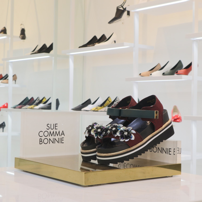 <b><p>Shu Comma Bonnie suecbe Retro mood flower</p></b><b><p>シューコンマみる suecommabonnie レトロ 気分 花 サンダル DG2AM17021RE</p></b><br /><br /><p align='center'>