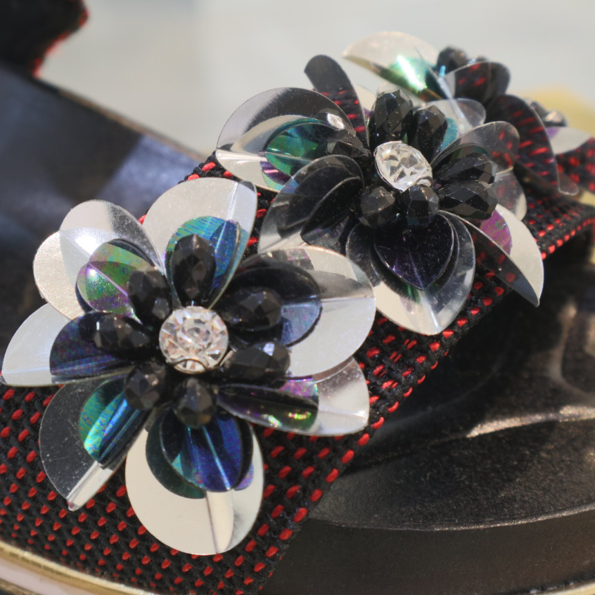 <b><p>Shu Comma Bonnie suecbe Retro mood flower</p></b><b><p>シューコンマみる suecommabonnie レトロ 気分 花 サンダル DG2AM17021RE</p></b><br /><br /><p align='center'>