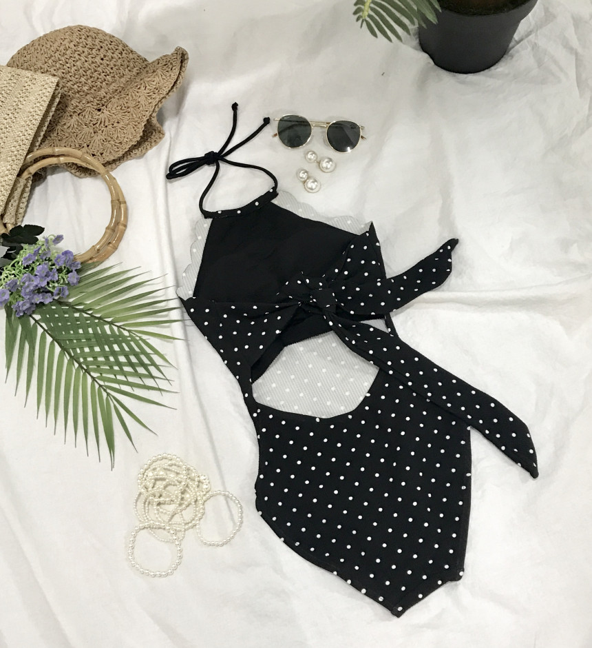 <b><p>dot Halter Monokini Resort locati swimsuit</p></b><b><p>ドット ホルターネック モノキニ リゾートコーディネート 水着 波 水玉 20代の女性</p></b><br /><br /><p align='center'>
