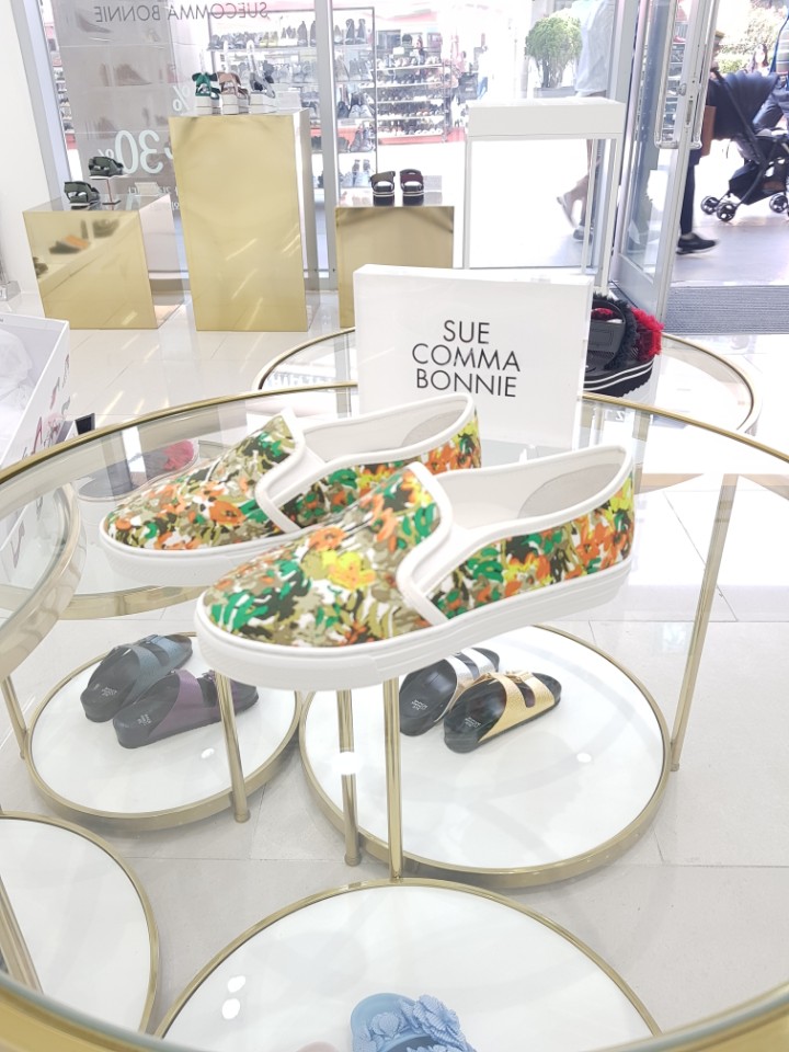 <b><p>Shu Comma Bonnie Printing Slip- LSKX54251WH</p></b><b><p>シューコンマみる 印刷 スリップオン LSKX54251WH</p></b><br /><br /><p align='center'>