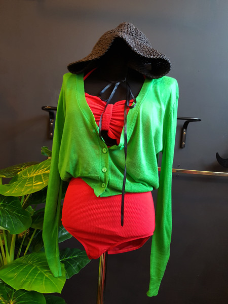 <b><p>Mourning Halter wave noki one piece swimsuit</p></b><b><p>無排 ホルターネック 波 ウェーブ モノキニ ワンピース 水着 4色 薄い見える</p></b><br /><br /><p align='center'>