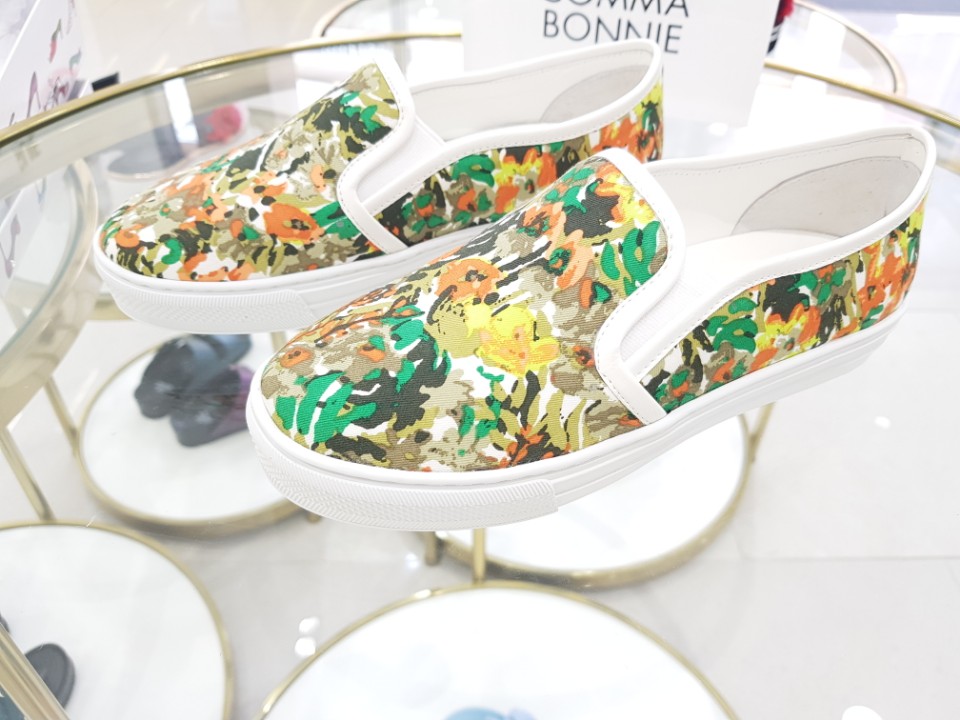 <b><p>Shu Comma Bonnie Printing Slip- LSKX54251WH</p></b><b><p>シューコンマみる 印刷 スリップオン LSKX54251WH</p></b><br /><br /><p align='center'>