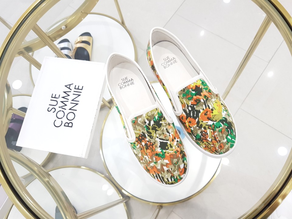 <b><p>Shu Comma Bonnie Printing Slip- LSKX54251WH</p></b><b><p>シューコンマみる 印刷 スリップオン LSKX54251WH</p></b><br /><br /><p align='center'>