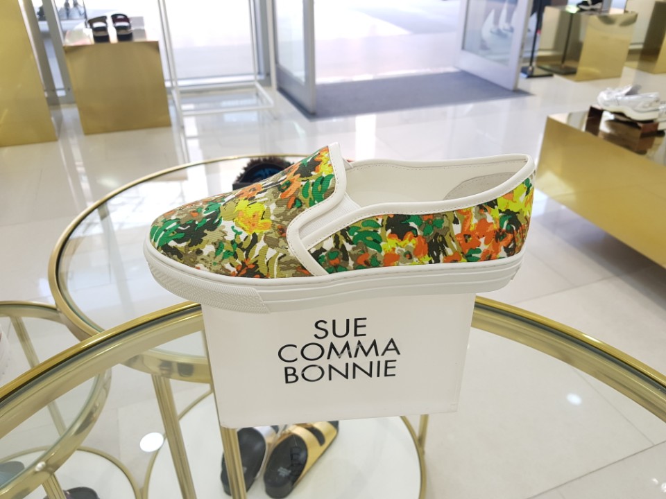 <b><p>Shu Comma Bonnie Printing Slip- LSKX54251WH</p></b><b><p>シューコンマみる 印刷 スリップオン LSKX54251WH</p></b><br /><br /><p align='center'>