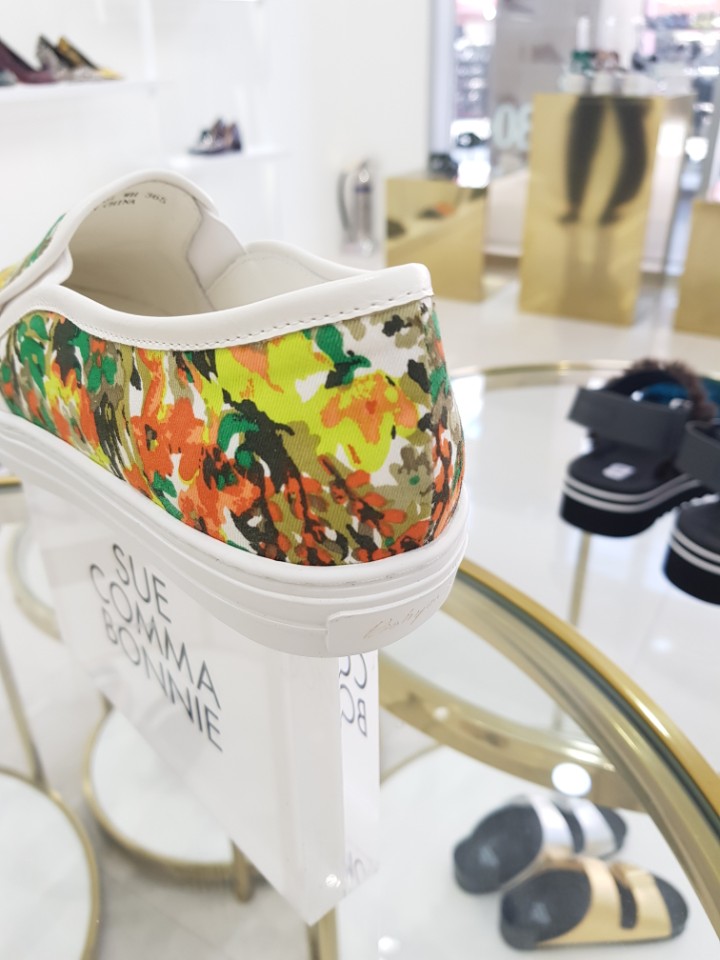 <b><p>Shu Comma Bonnie Printing Slip- LSKX54251WH</p></b><b><p>シューコンマみる 印刷 スリップオン LSKX54251WH</p></b><br /><br /><p align='center'>