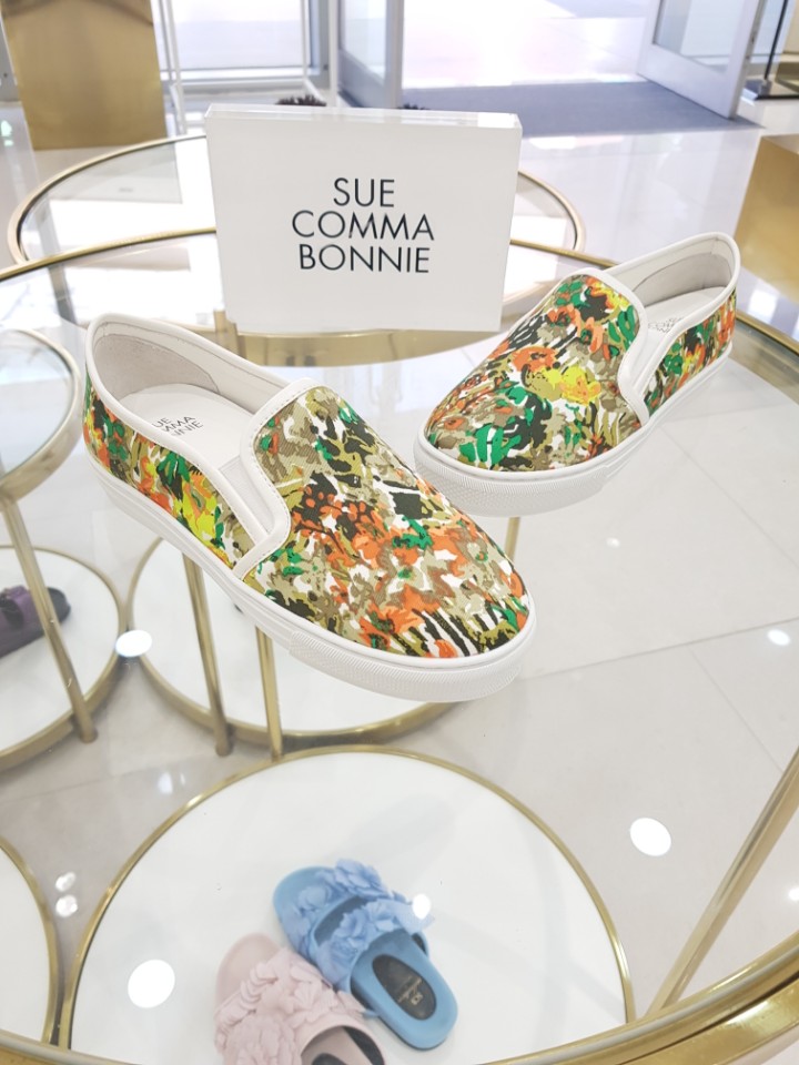 <b><p>Shu Comma Bonnie Printing Slip- LSKX54251WH</p></b><b><p>シューコンマみる 印刷 スリップオン LSKX54251WH</p></b><br /><br /><p align='center'>