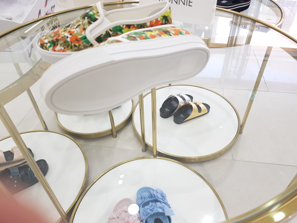 <b><p>Shu Comma Bonnie Printing Slip- LSKX54251WH</p></b><b><p>シューコンマみる 印刷 スリップオン LSKX54251WH</p></b><br /><br /><p align='center'>