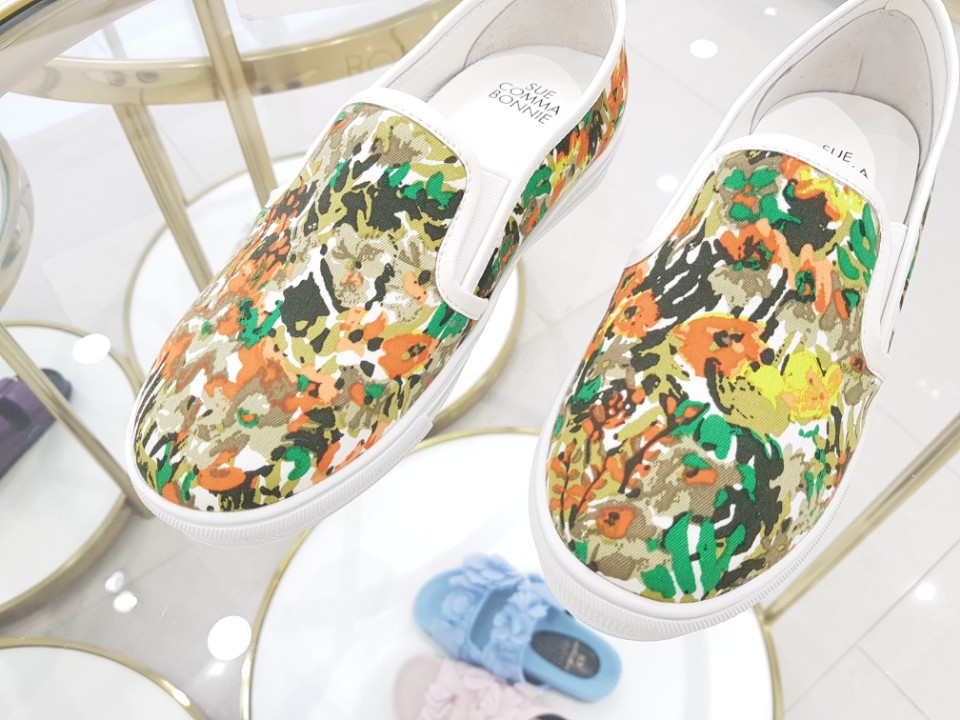 <b><p>Shu Comma Bonnie Printing Slip- LSKX54251WH</p></b><b><p>シューコンマみる 印刷 スリップオン LSKX54251WH</p></b><br /><br /><p align='center'>