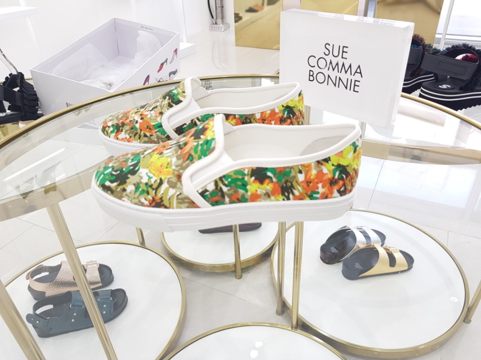 <b><p>Shu Comma Bonnie Printing Slip- LSKX54251WH</p></b><b><p>シューコンマみる 印刷 スリップオン LSKX54251WH</p></b><br /><br /><p align='center'>