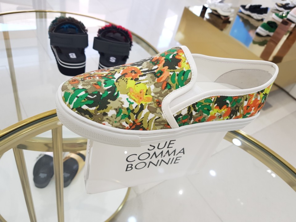 <b><p>Shu Comma Bonnie Printing Slip- LSKX54251WH</p></b><b><p>シューコンマみる 印刷 スリップオン LSKX54251WH</p></b><br /><br /><p align='center'>