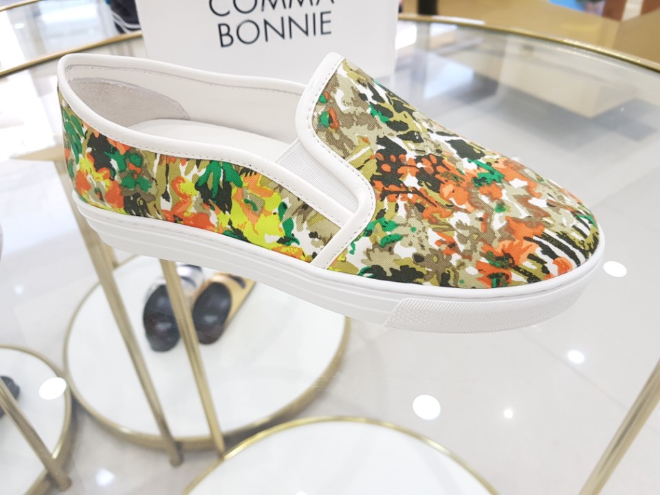<b><p>Shu Comma Bonnie Printing Slip- LSKX54251WH</p></b><b><p>シューコンマみる 印刷 スリップオン LSKX54251WH</p></b><br /><br /><p align='center'>