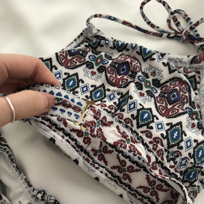 <b><p>Ethnic ribbon Flame biki Female sty Beachwear</p></b><b><p>エスニック リボン 捺染 ビキニ 女性のスタイル ビーチウエアル ユニーク コーディネート</p></b><br /><br /><p align='center'>