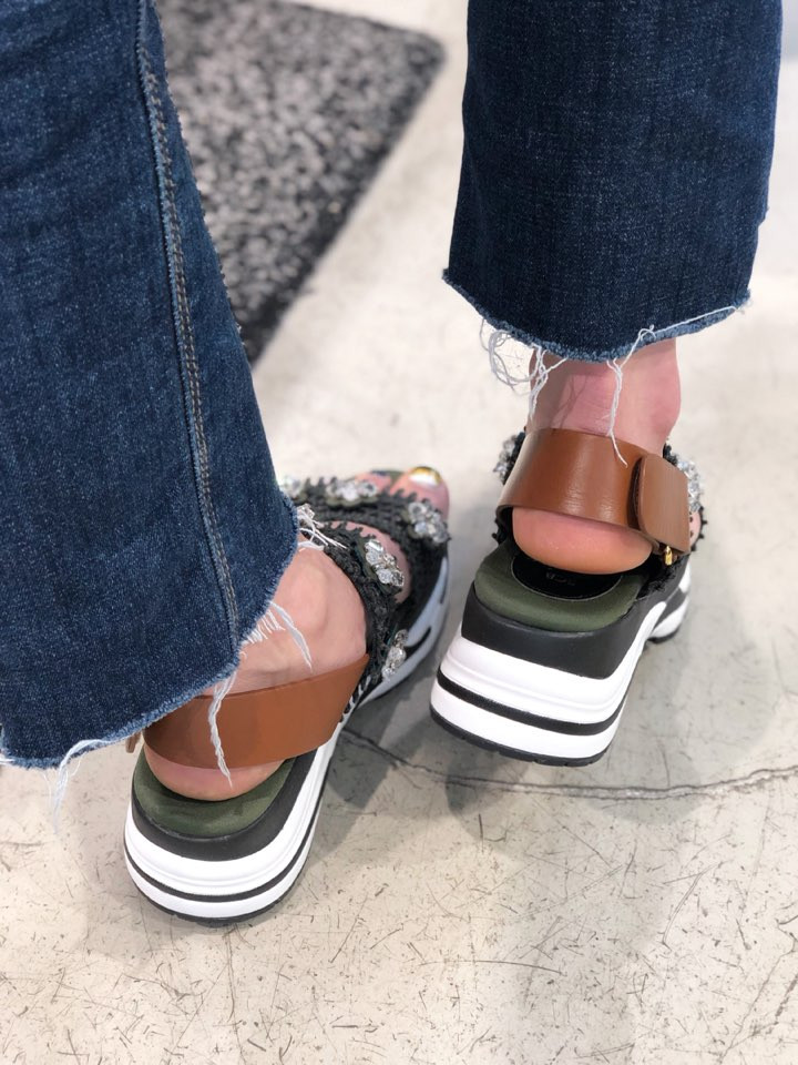 <b><p>Shu Comma Bonnie Heybee sandal DG2AM17026KHI</p></b><b><p>シューコンマみる ミツバチ サンダル DG2AM17026KHI 利用率の高い 夏</p></b><br /><br /><p align='center'>