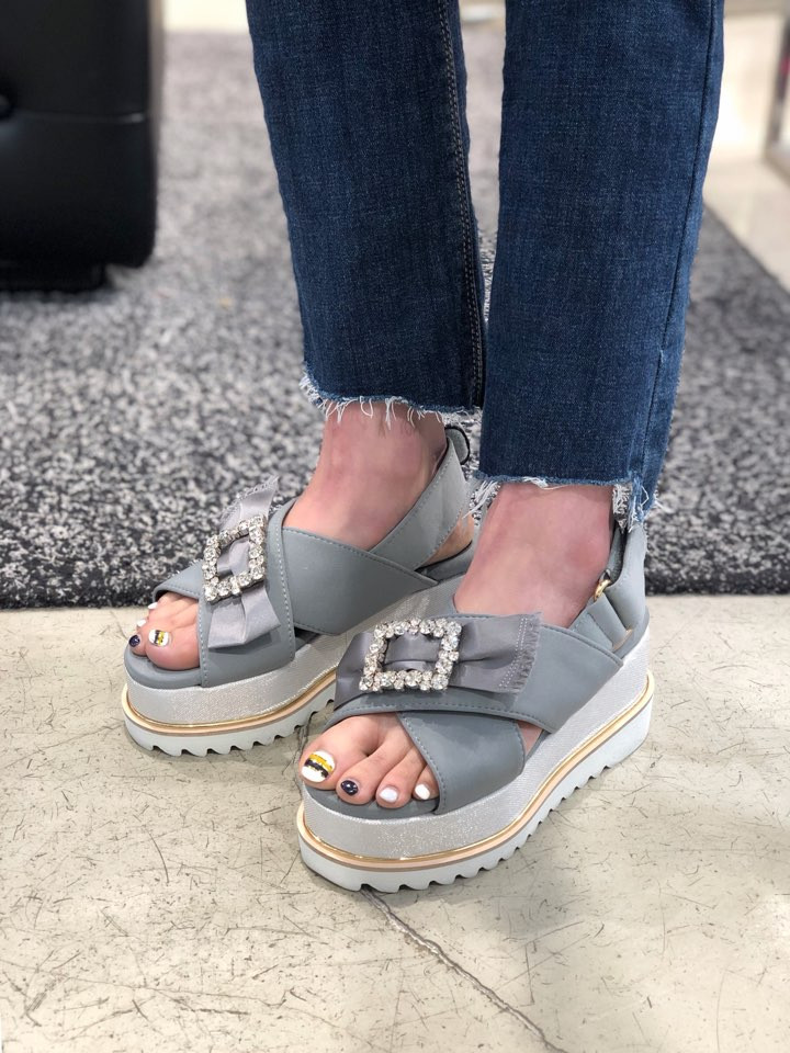 <b><p>Shu Comma Bonnie Sabrina sandal DG2AM17009GRY</p></b><b><p>シューコンマみる サブリナ サンダル DG2AM17009GRY 利用率の高い 夏</p></b><br /><br /><p align='center'>