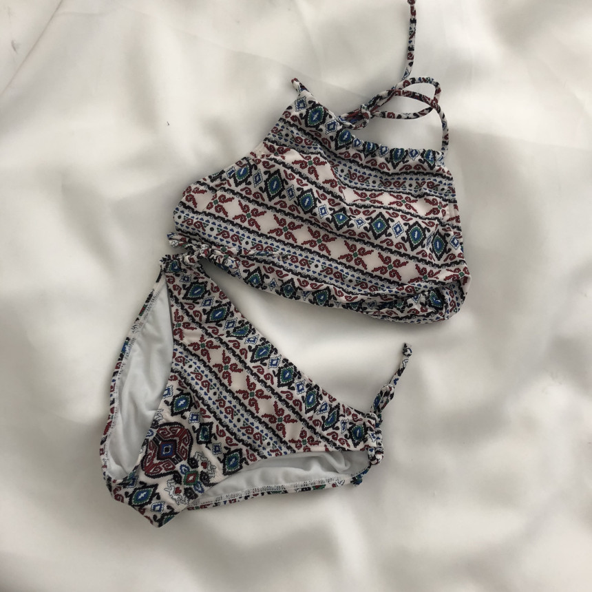 <b><p>Ethnic ribbon Flame biki Female sty Beachwear</p></b><b><p>エスニック リボン 捺染 ビキニ 女性のスタイル ビーチウエアル ユニーク コーディネート</p></b><br /><br /><p align='center'>