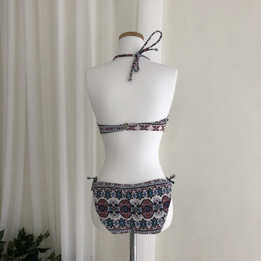 <b><p>Ethnic ribbon Flame biki Female sty Beachwear</p></b><b><p>エスニック リボン 捺染 ビキニ 女性のスタイル ビーチウエアル ユニーク コーディネート</p></b><br /><br /><p align='center'>
