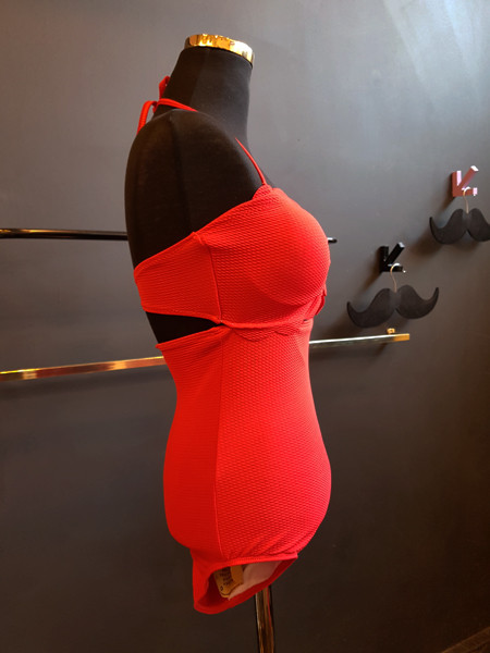 <b><p>Mourning Halter wave noki one piece swimsuit</p></b><b><p>無排 ホルターネック 波 ウェーブ モノキニ ワンピース 水着 4色 薄い見える</p></b><br /><br /><p align='center'>