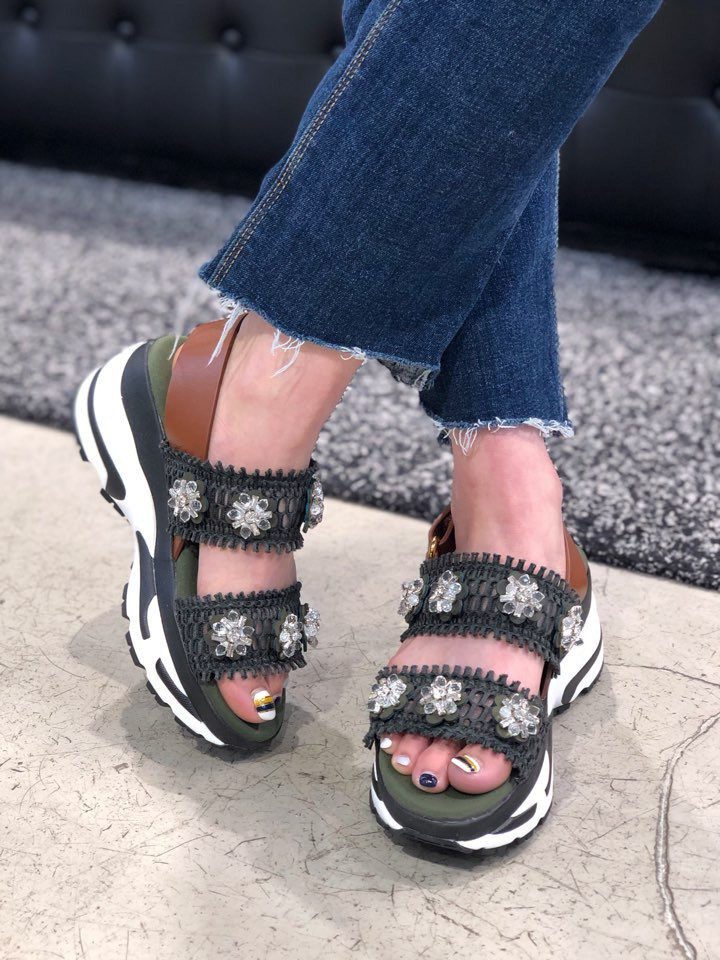 <b><p>Shu Comma Bonnie Heybee sandal DG2AM17026KHI</p></b><b><p>シューコンマみる ミツバチ サンダル DG2AM17026KHI 利用率の高い 夏</p></b><br /><br /><p align='center'>