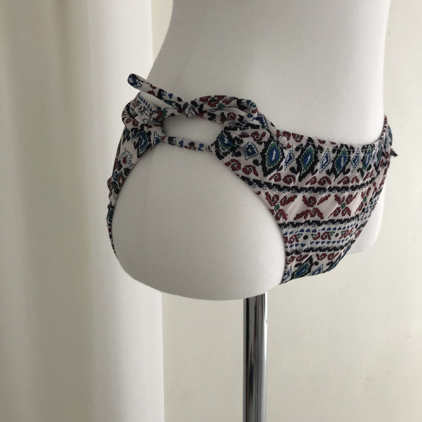 <b><p>Ethnic ribbon Flame biki Female sty Beachwear</p></b><b><p>エスニック リボン 捺染 ビキニ 女性のスタイル ビーチウエアル ユニーク コーディネート</p></b><br /><br /><p align='center'>