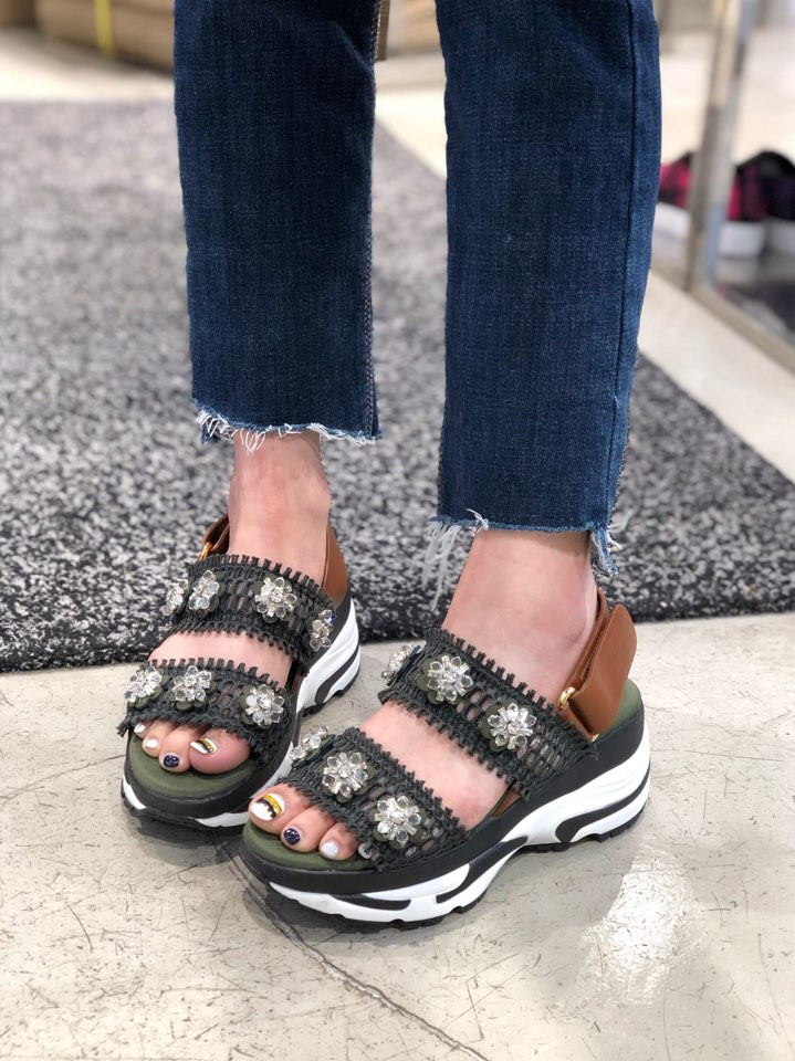 <b><p>Shu Comma Bonnie Heybee sandal DG2AM17026KHI</p></b><b><p>シューコンマみる ミツバチ サンダル DG2AM17026KHI 利用率の高い 夏</p></b><br /><br /><p align='center'>