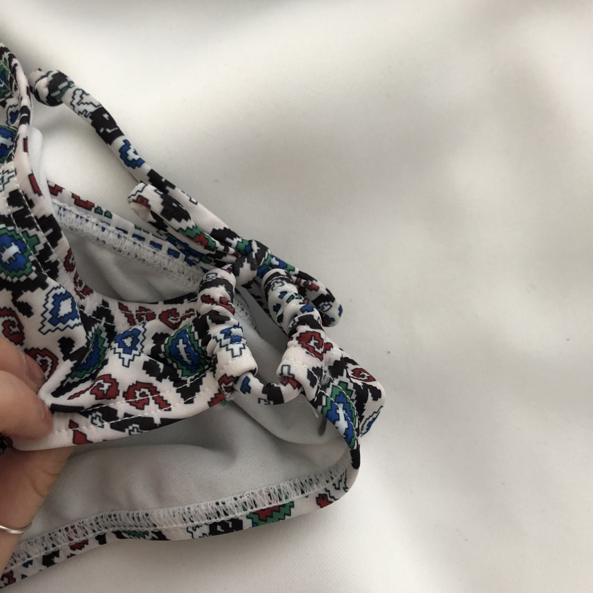 <b><p>Ethnic ribbon Flame biki Female sty Beachwear</p></b><b><p>エスニック リボン 捺染 ビキニ 女性のスタイル ビーチウエアル ユニーク コーディネート</p></b><br /><br /><p align='center'>