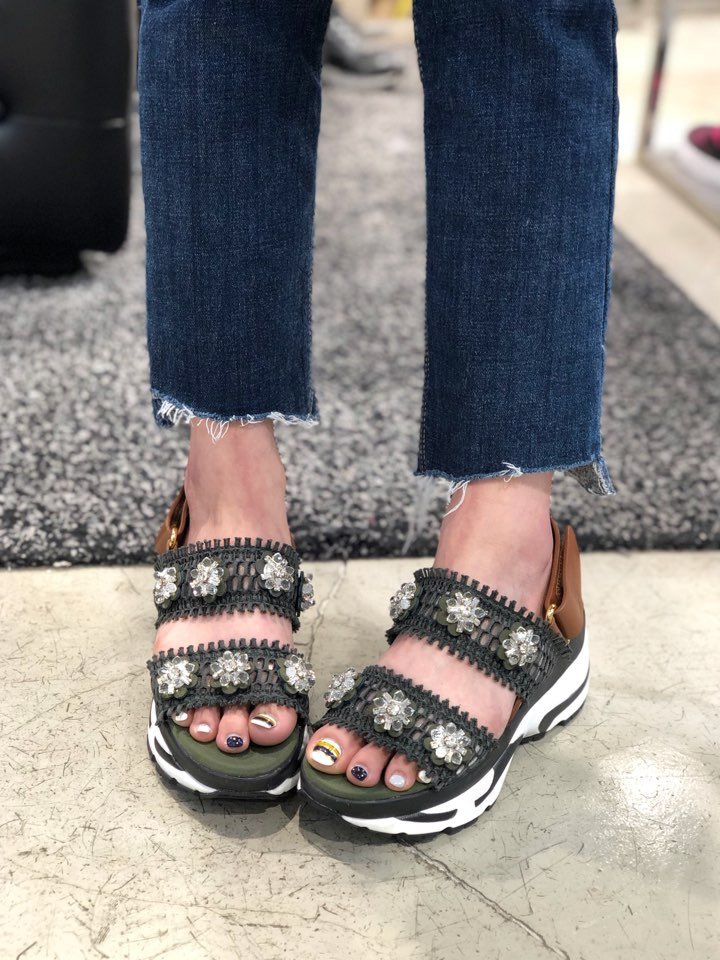 <b><p>Shu Comma Bonnie Heybee sandal DG2AM17026KHI</p></b><b><p>シューコンマみる ミツバチ サンダル DG2AM17026KHI 利用率の高い 夏</p></b><br /><br /><p align='center'>