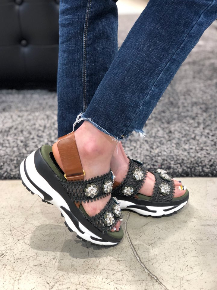 <b><p>Shu Comma Bonnie Heybee sandal DG2AM17026KHI</p></b><b><p>シューコンマみる ミツバチ サンダル DG2AM17026KHI 利用率の高い 夏</p></b><br /><br /><p align='center'>