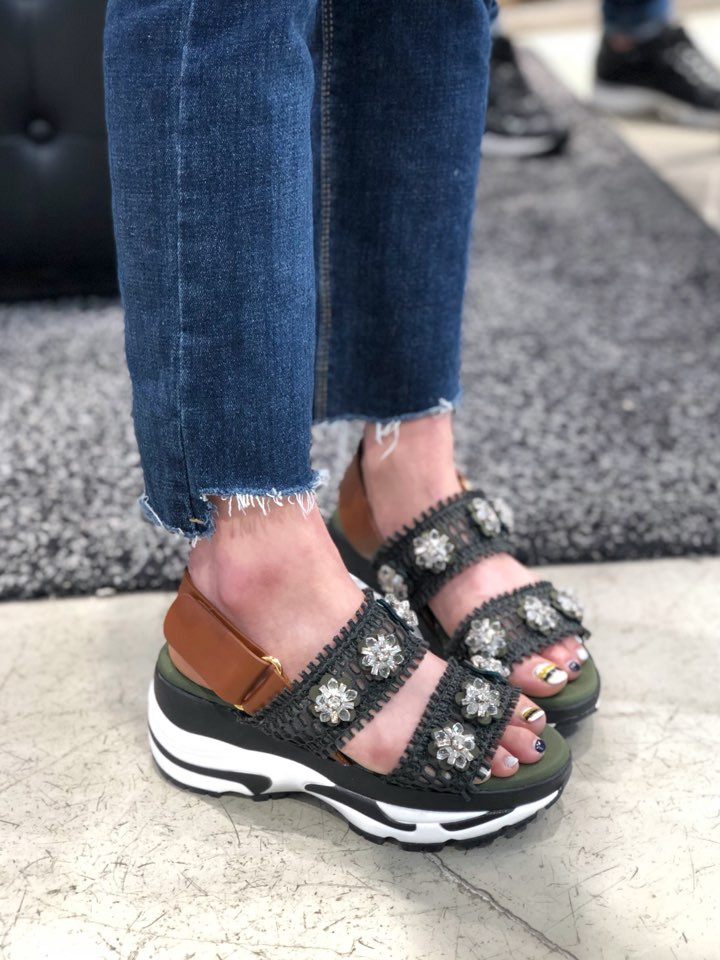 <b><p>Shu Comma Bonnie Heybee sandal DG2AM17026KHI</p></b><b><p>シューコンマみる ミツバチ サンダル DG2AM17026KHI 利用率の高い 夏</p></b><br /><br /><p align='center'>