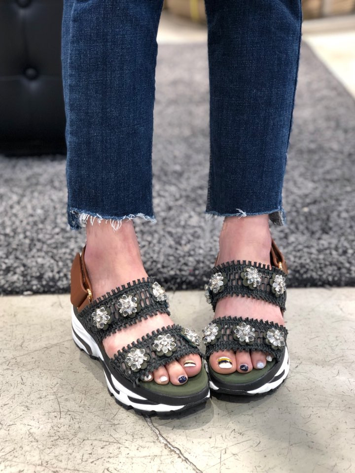 <b><p>Shu Comma Bonnie Heybee sandal DG2AM17026KHI</p></b><b><p>シューコンマみる ミツバチ サンダル DG2AM17026KHI 利用率の高い 夏</p></b><br /><br /><p align='center'>