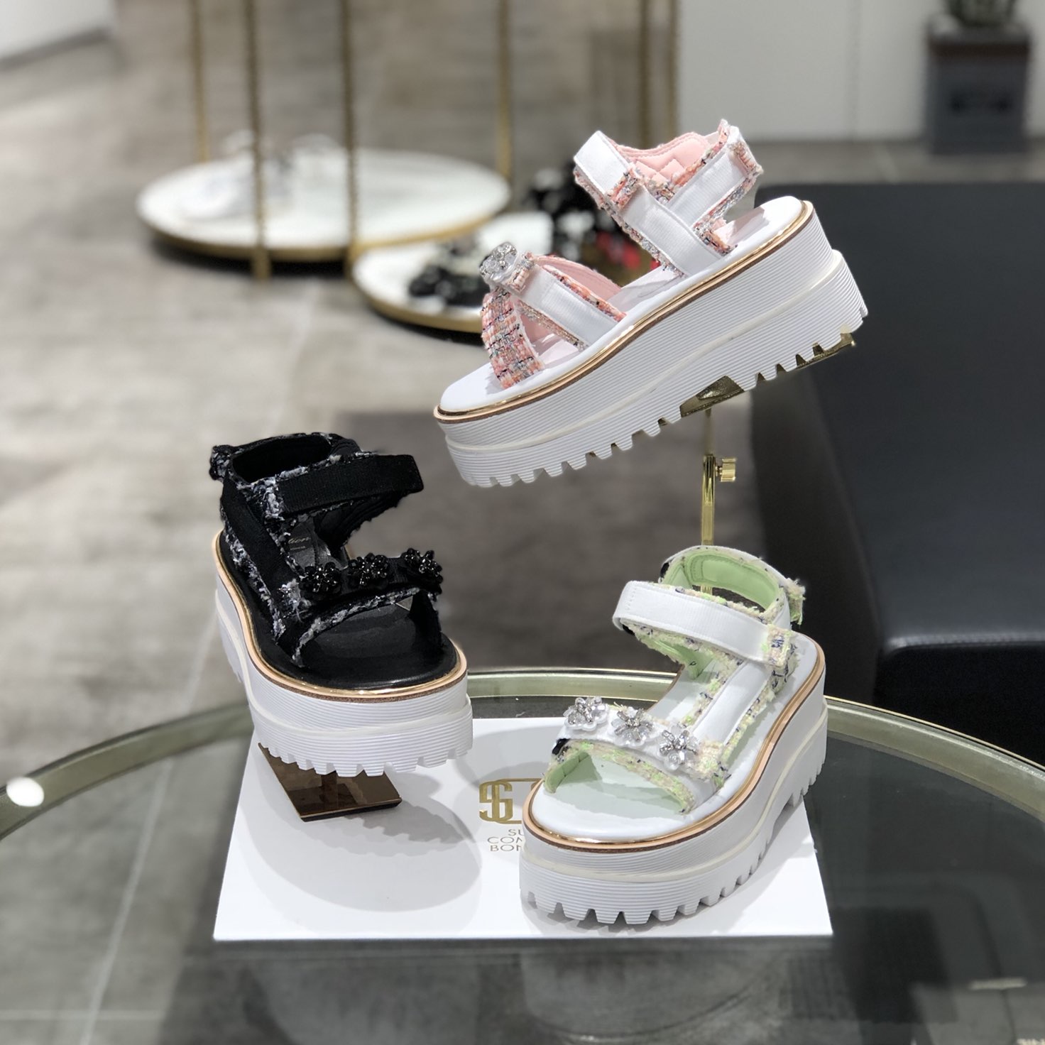 <b><p>Shu Comma Bonnie Jewelry ted platform sandal</p></b><b><p>シューコンマみる ジュエリー ツイード プラットフォーム サンダル DG2BM17024BLK</p></b><br /><br /><p align='center'>