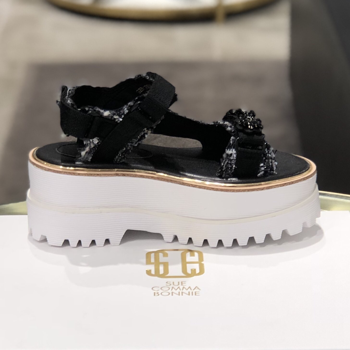 <b><p>Shu Comma Bonnie Jewelry ted platform sandal</p></b><b><p>シューコンマみる ジュエリー ツイード プラットフォーム サンダル DG2BM17024BLK</p></b><br /><br /><p align='center'>