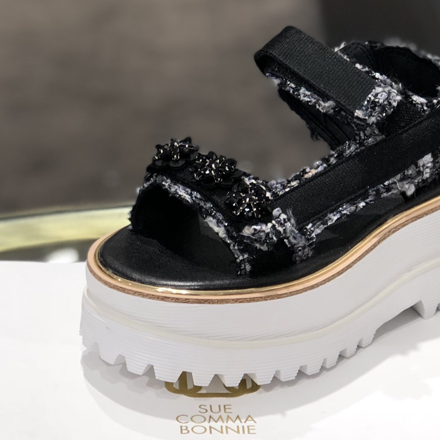 <b><p>Shu Comma Bonnie Jewelry ted platform sandal</p></b><b><p>シューコンマみる ジュエリー ツイード プラットフォーム サンダル DG2BM17024BLK</p></b><br /><br /><p align='center'>