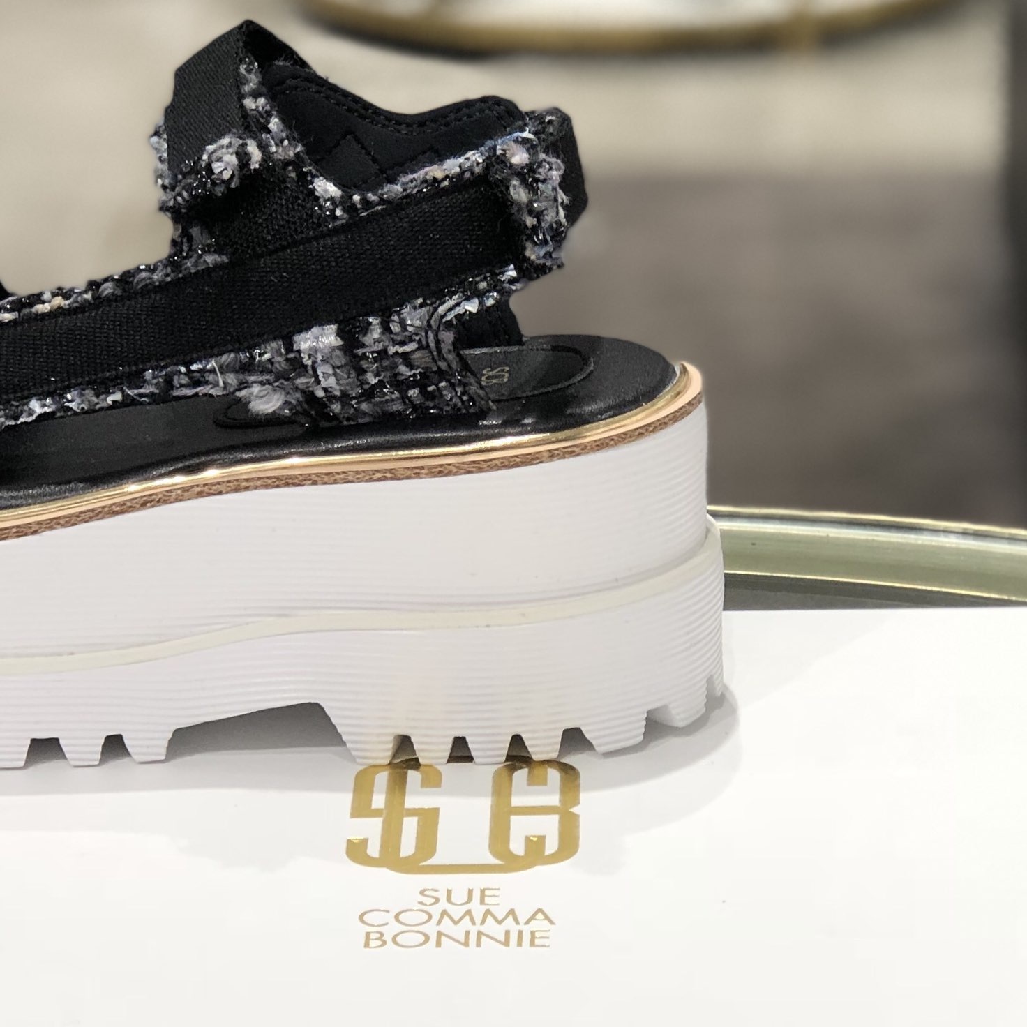 <b><p>Shu Comma Bonnie Jewelry ted platform sandal</p></b><b><p>シューコンマみる ジュエリー ツイード プラットフォーム サンダル DG2BM17024BLK</p></b><br /><br /><p align='center'>