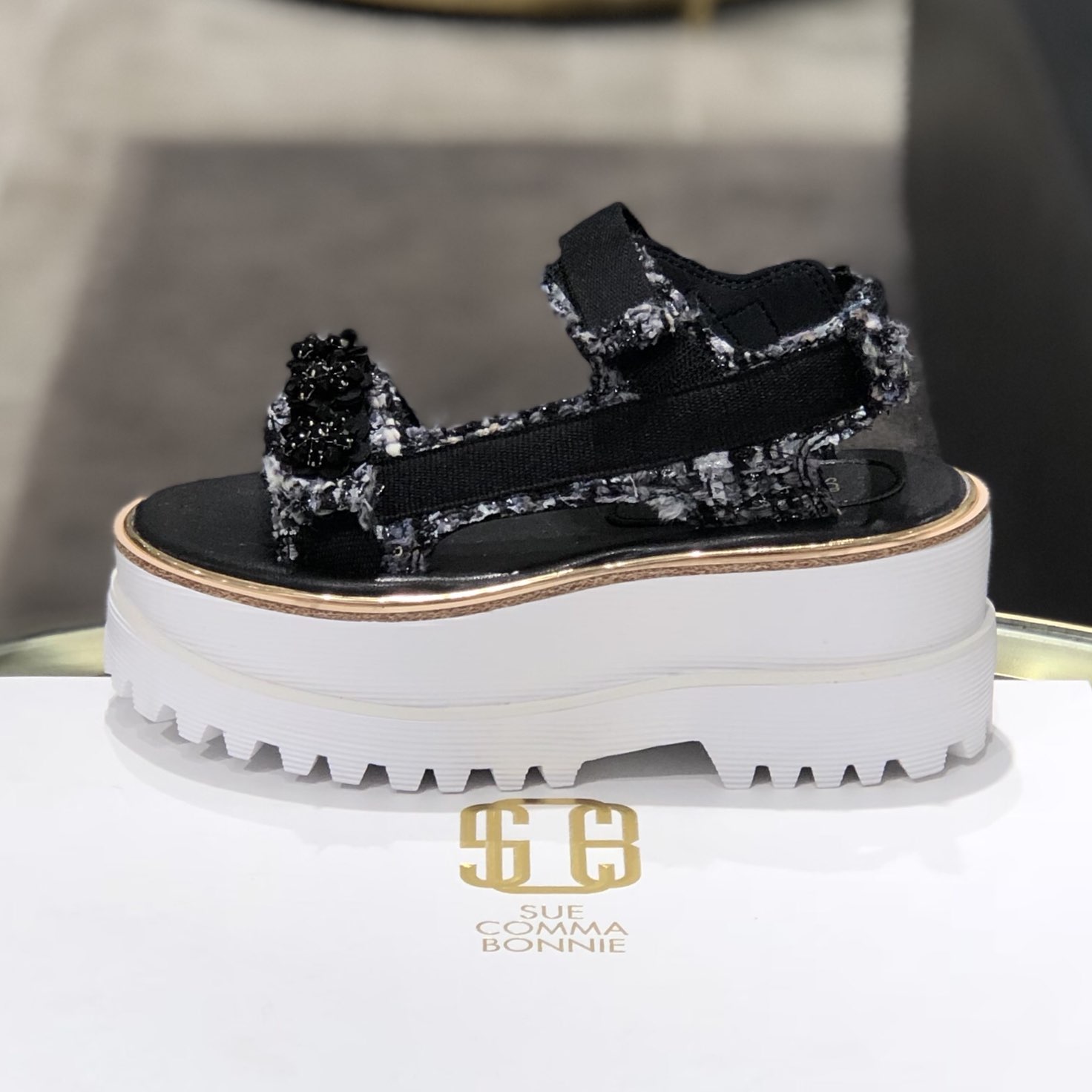 <b><p>Shu Comma Bonnie Jewelry ted platform sandal</p></b><b><p>シューコンマみる ジュエリー ツイード プラットフォーム サンダル DG2BM17024BLK</p></b><br /><br /><p align='center'>