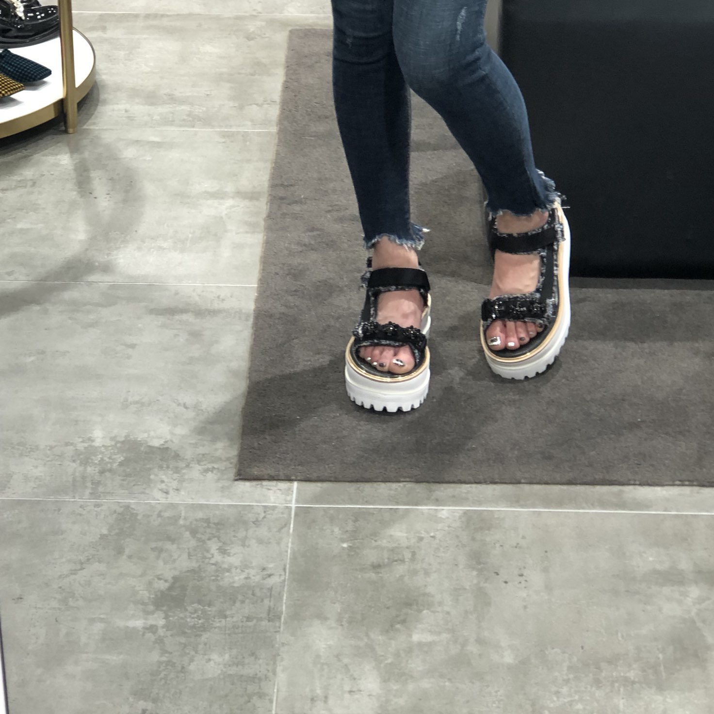 <b><p>Shu Comma Bonnie Jewelry ted platform sandal</p></b><b><p>シューコンマみる ジュエリー ツイード プラットフォーム サンダル DG2BM17024BLK</p></b><br /><br /><p align='center'>