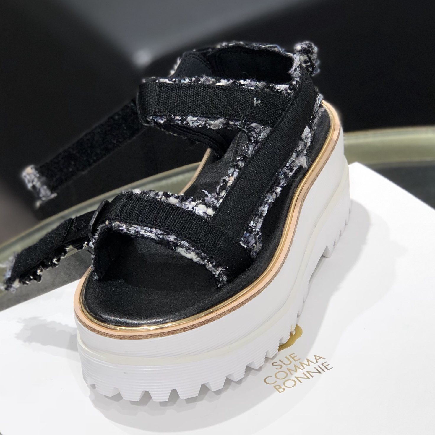 <b><p>Shu Comma Bonnie Jewelry ted platform sandal</p></b><b><p>シューコンマみる ジュエリー ツイード プラットフォーム サンダル DG2BM17024BLK</p></b><br /><br /><p align='center'>
