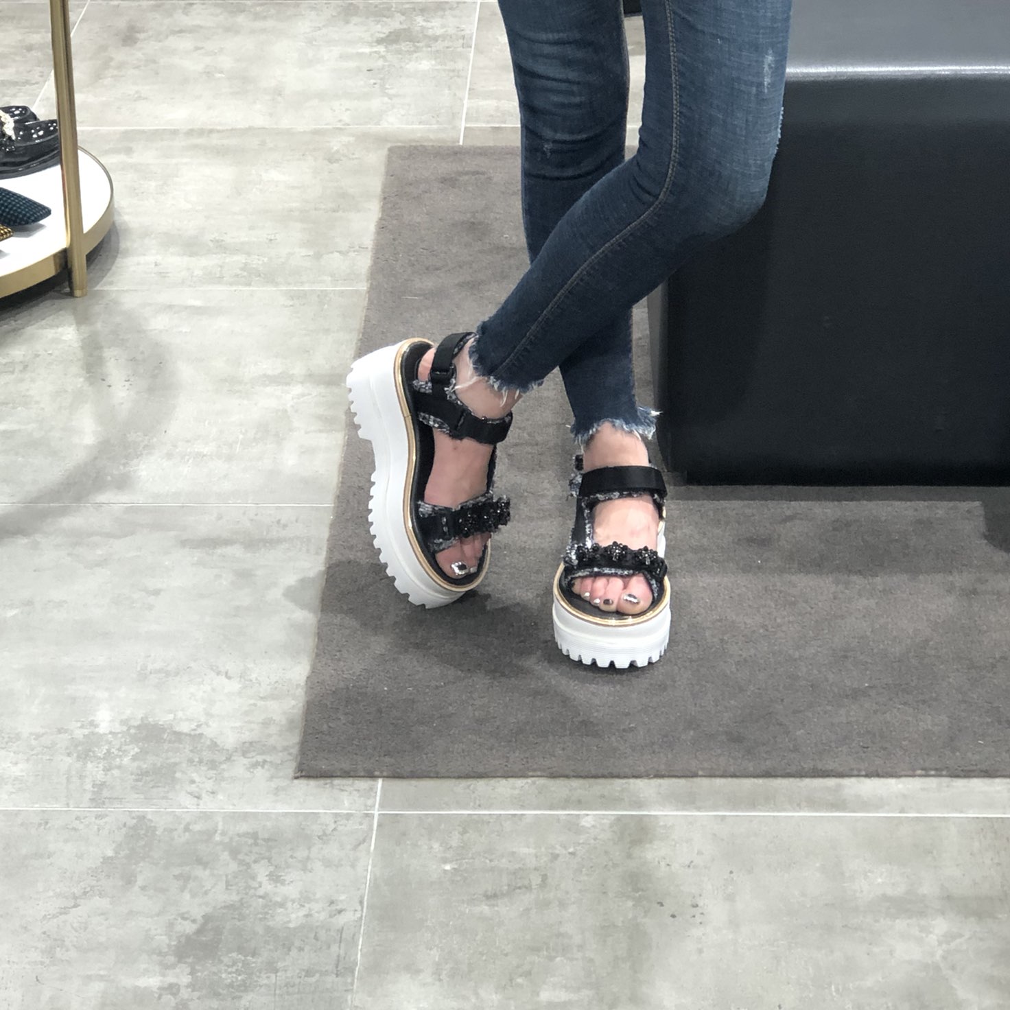 <b><p>Shu Comma Bonnie Jewelry ted platform sandal</p></b><b><p>シューコンマみる ジュエリー ツイード プラットフォーム サンダル DG2BM17024BLK</p></b><br /><br /><p align='center'>