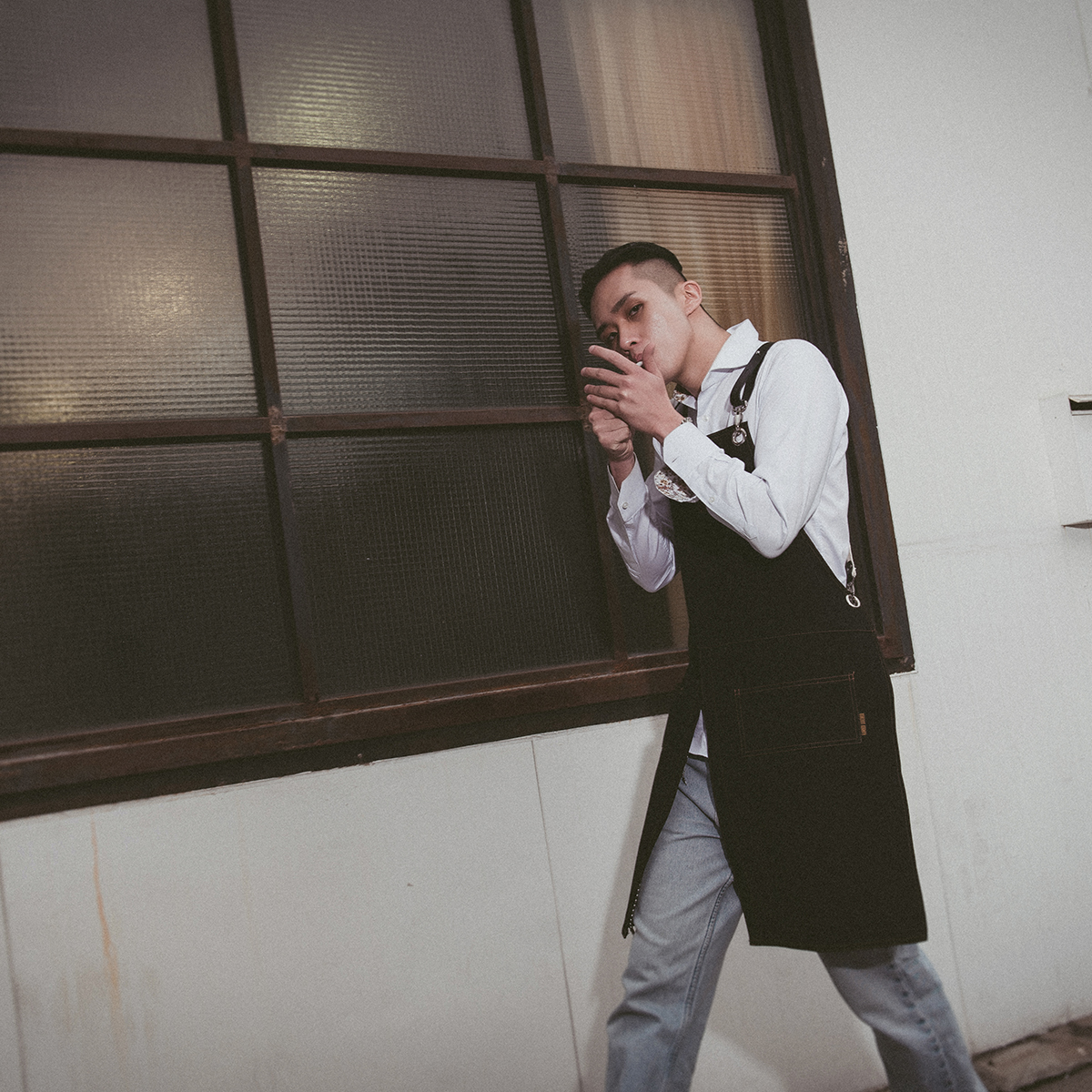 트임앞치마 쥬드 진청 칸데오레더 공방 미용실 카페 미용사 바리스타 앞치마 가죽 데님앞치마