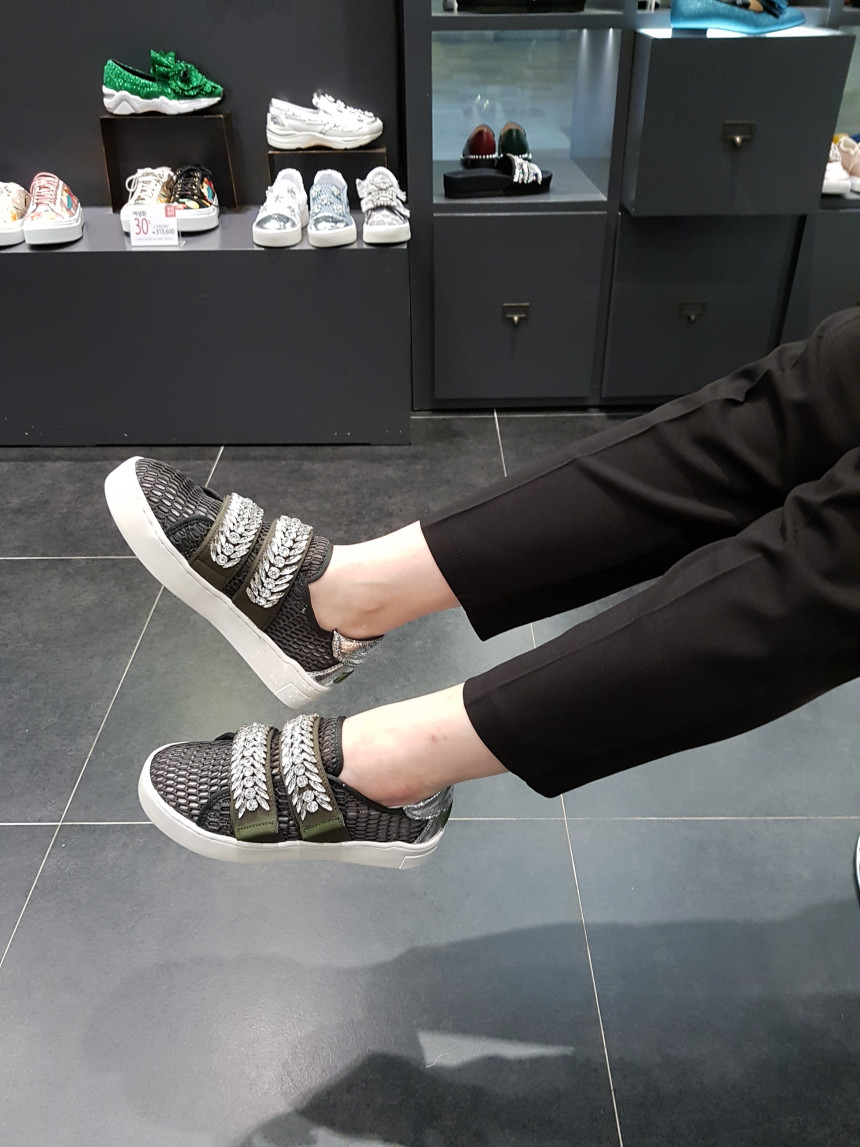 <b><p>Shu Comma Bonnie melody Sneakers khi DG4DX17068KHI</p></b><b><p>シューコンマみる メロディ スニーカー DG4DX17068KHI 爽やかポイント</p></b><br /><br /><p align='center'>