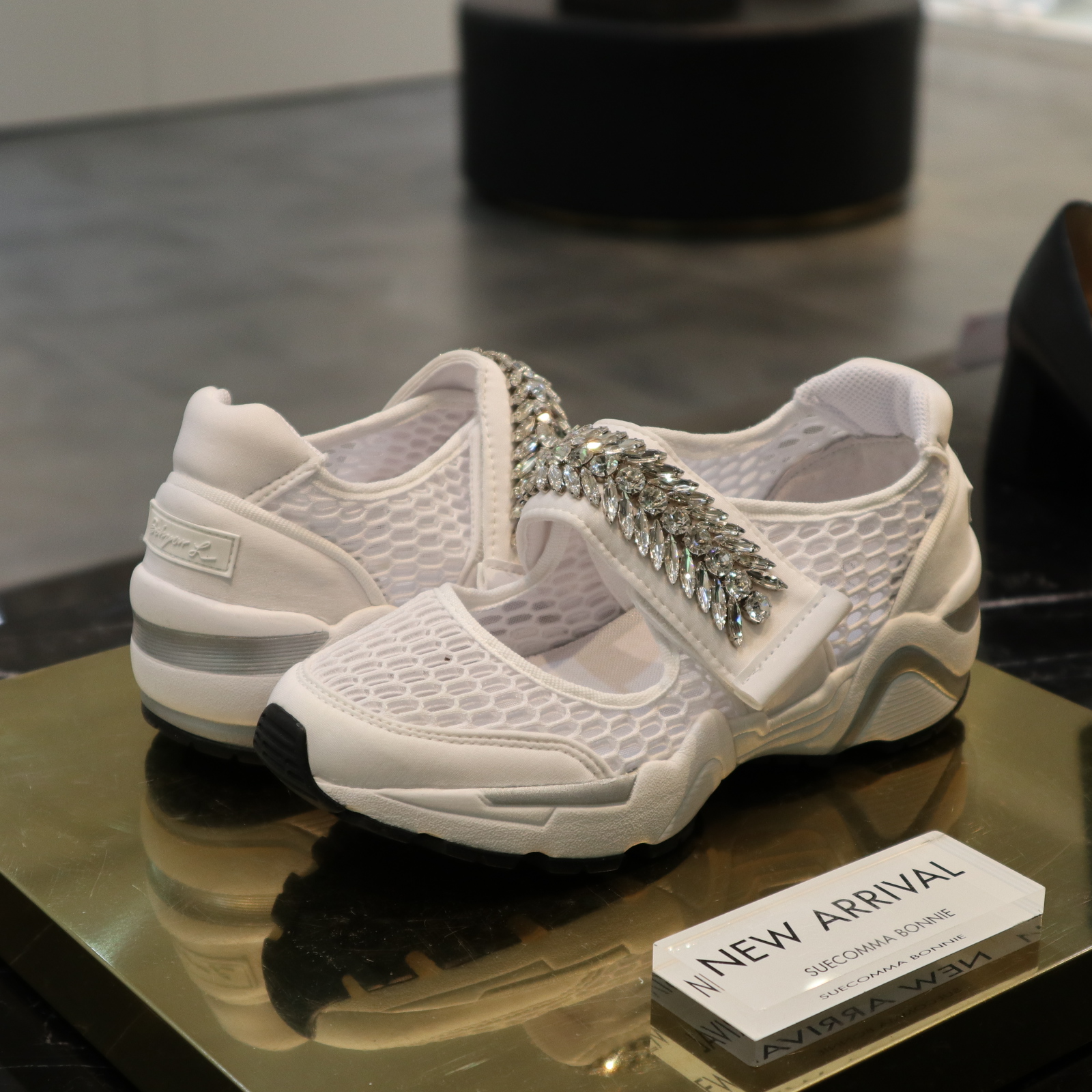 <b><p>Shu Comma Bonnie Mary Jane melody Slip- 5CM</p></b><b><p>シューコンマみる メアリー・ジェーン メロディ スリップオン 5CM ホワイト DG4DX17066</p></b><br /><br /><p align='center'>