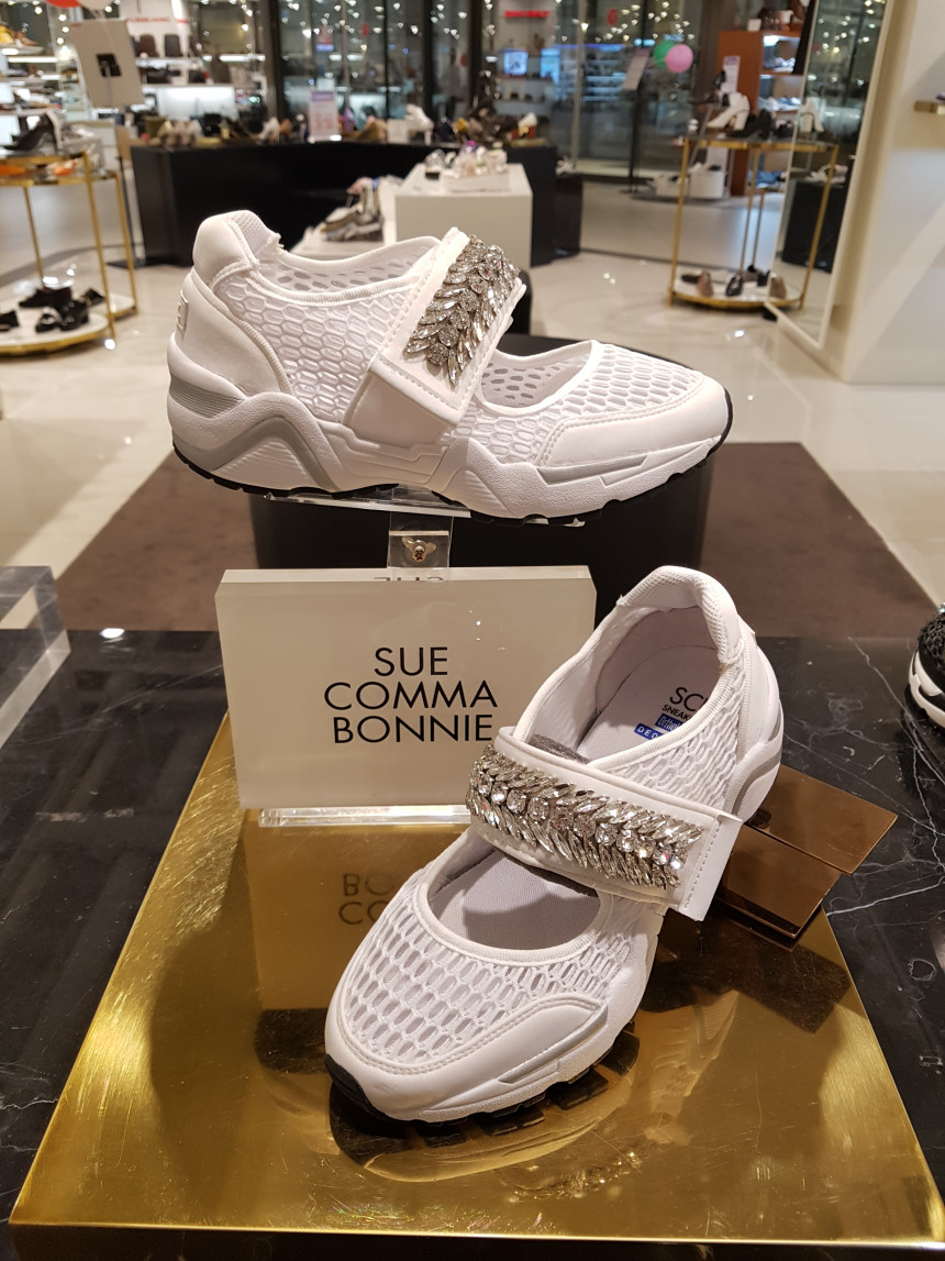 <b><p>Shu Comma Bonnie melody Slip- White DG4DX17066WHT</p></b><b><p>シューコンマみる メロディ スリップオン ホワイト DG4DX17066WHT 個性のある感じ</p></b><br /><br /><p align='center'>