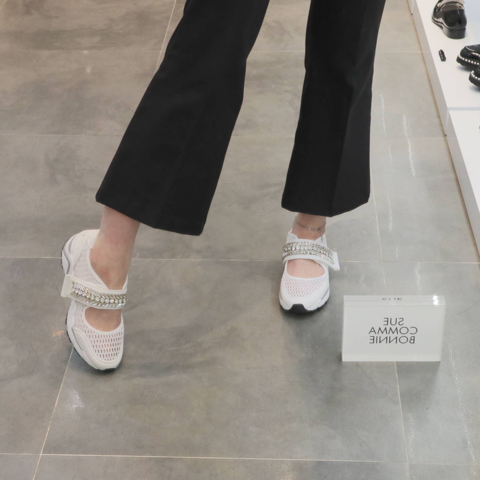 <b><p>Shu Comma Bonnie Mary Jane melody Slip- 5CM</p></b><b><p>シューコンマみる メアリー・ジェーン メロディ スリップオン 5CM ホワイト DG4DX17066</p></b><br /><br /><p align='center'>