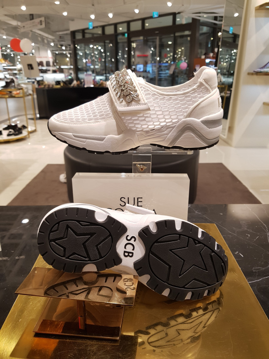 <b><p>Shu Comma Bonnie melody Sneakers White DG4DX17067W</p></b><b><p>シューコンマみる メロディ スニーカー ホワイト DG4DX17067WHT 個性のある感じ</p></b><br /><br /><p align='center'>