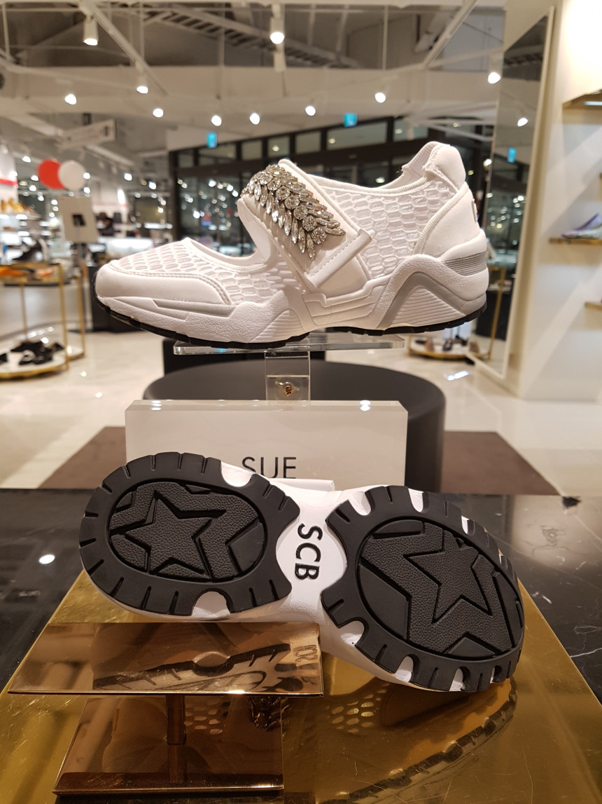 <b><p>Shu Comma Bonnie melody Slip- White DG4DX17066WHT</p></b><b><p>シューコンマみる メロディ スリップオン ホワイト DG4DX17066WHT 個性のある感じ</p></b><br /><br /><p align='center'>