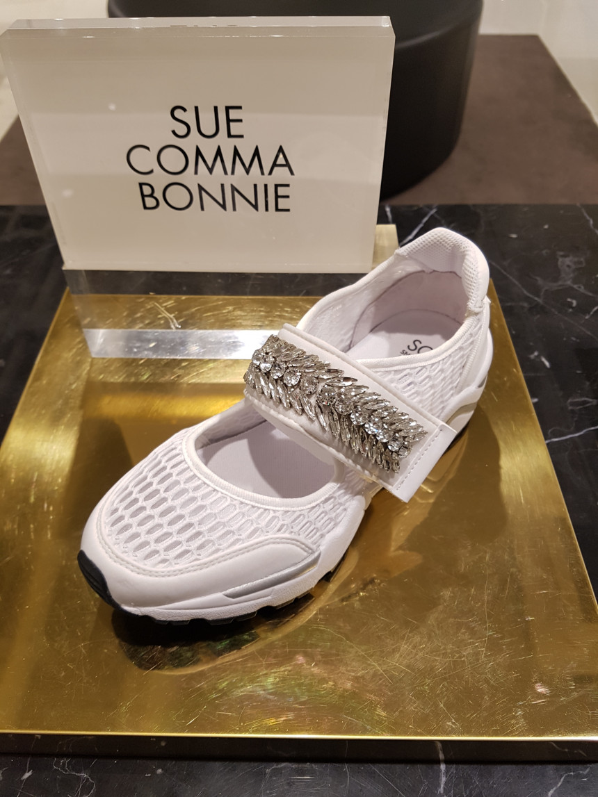 <b><p>Shu Comma Bonnie melody Slip- White DG4DX17066WHT</p></b><b><p>シューコンマみる メロディ スリップオン ホワイト DG4DX17066WHT 個性のある感じ</p></b><br /><br /><p align='center'>